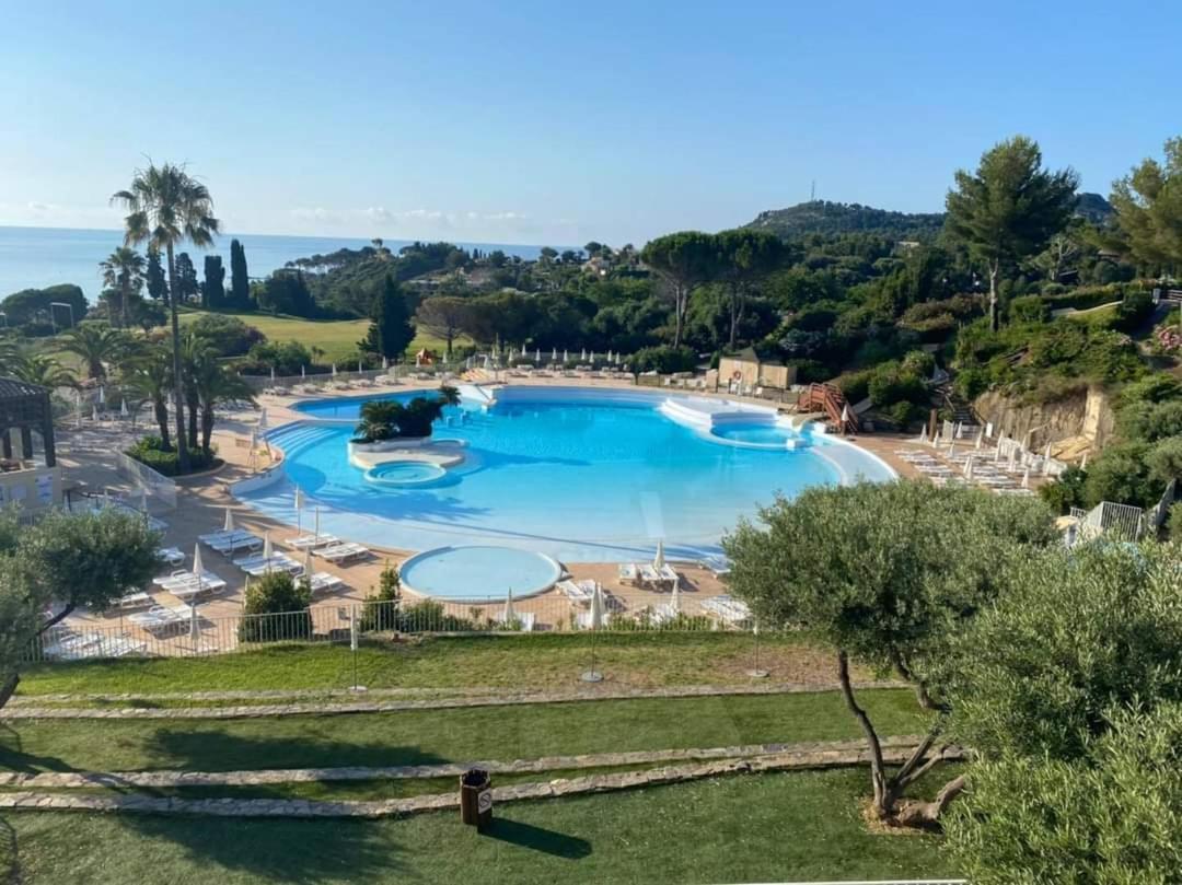 Saint-Raphael- Vue mer et Massif de l'Esterel Extérieur photo