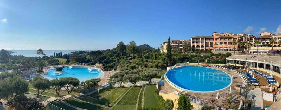 Saint-Raphael- Vue mer et Massif de l'Esterel Extérieur photo