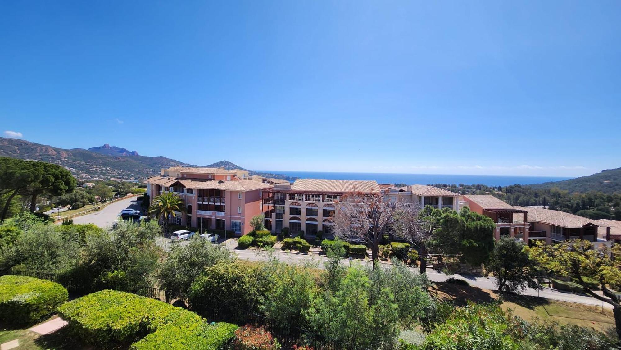 Saint-Raphael- Vue mer et Massif de l'Esterel Extérieur photo